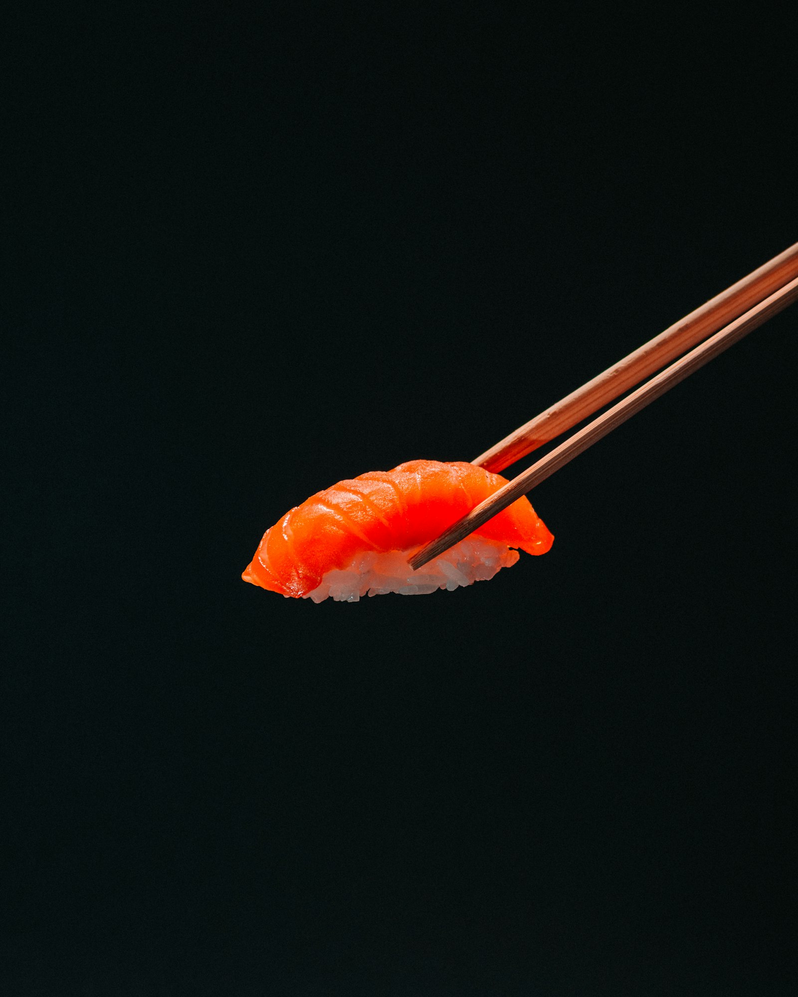 결을 살려 정갈하게 담아낸 흰살생선 사시미
